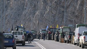 Φουντώνουν οι αγροτικές κινητοποιήσεις: Τα τρακτέρ κόβουν τη χώρα στα δύο