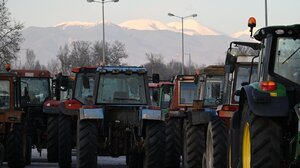 Μαίνεται η πολιτική αντιπαράθεση για τους αγρότες - Ανοιχτή η πόρτα του διαλόγου διαμηνύει η κυβέρνηση