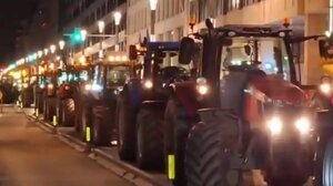 Βρυξέλλες: Αγρότες απέκλεισαν τη λεωφόρο μπροστά από την Κομισιόν - Με πάνω από 1.000 τρακτέρ θα ενισχυθεί το μπλόκο