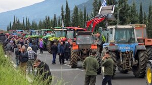 Αγρότες μπλοκάρουν την Εθνική Οδός Αθηνών–Λαμίας - Εκατοντάδες τρακτέρ ξεχύνονται στον Μπράλο