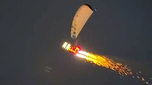 Αλεξιπτωτιστής Άγιος Βασίλης επισκέπτεται αγορά στην Πολωνία