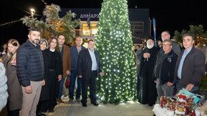 Το Αρκαλοχώρι «φόρεσε» τα γιορτινά του- Φωταγωγήθηκε το χριστουγεννιάτικο δέντρο 