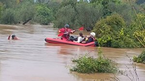Στη δίνη της Byron η Λακωνία: Οικογένεια απεγκλωβίστηκε με βάρκα από πλημμυρισμένο δρόμο