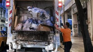 Tραυμάτισαν με πέτρα υπάλληλο απορριμματοφόρου στις Αχαρνές