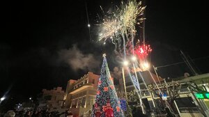 Νεάπολη: Σε γιορτινό κλίμα η φωταγώγηση του Χριστουγεννιάτικου Δέντρου και ο διάκοσμος του Δημοτικού Κήπου
