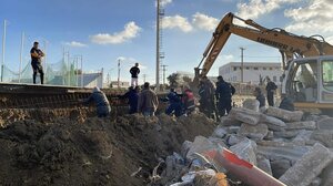 Υποχώρησαν κάγκελα σε αθλητικό κέντρο στη Νάξο, εργάτες έπεσαν σε τάφρο - Δείτε φωτογραφίες