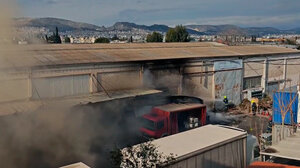 Φωτιά σε αποθήκες εργοστασίου στου Ρέντη