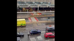 Ένοπλοι αστυνομικοί εισέβαλαν στο Χίθροου: Διακοπή δρομολογίων στα τρένα, συλλήψεις και δακρυγόνα