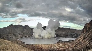 Ηφαίστειο "φτύνει" στάχτη 600 μέτρα ψηλά