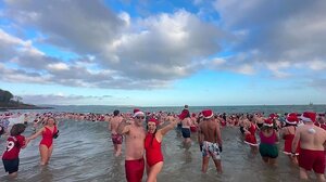 Βόρεια Ιρλανδία: Εκατοντάδες άνθρωποι βούτηξαν στα παγωμένα νερά για καλό σκοπό 