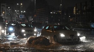 Σαρώνει τη χώρα η κακοκαιρία Byron: Πλημμύρες σε Μέγαρα, Νέα Πέραμο και Μάνδρα - Βίντεο