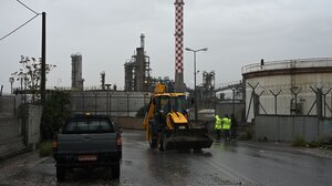 Σε πλήρη εξέλιξη η απομάκρυνση των φερτών υλικών στους πλημμυρισμένους δρόμους της Αττικής