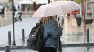 Κακοκαιρία "Byron" στο Ηράκλειο: Με ομπρέλες ανά χείρας κυκλοφορούν οι πολίτες - Φωτογραφίες