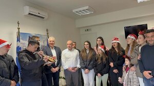 Βιάννος: Χριστουγεννιάτικα κάλαντα συνοδεία κρητικής λύρας στον Μπαριτάκη από μαθητές του Λυκείου