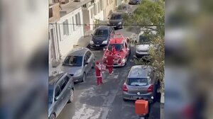 Βγήκε για κάλαντα ολόκληρη η "οικογένεια Αγίου Βασίλη"!