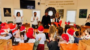  Δήμος Μαλεβιζίου: Τα κάλαντα στον Μενέλαο Μποκέα είπαν παιδιά του Βρεφονηπιακού Σταθμού «Παραμύθι»