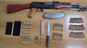 Ηράκλειο: Καλάσνικοφ κι άλλα... πολεμοφόδια στο σπίτι 28χρονου