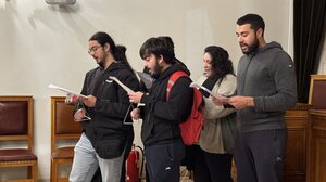 Τους τα "έψαλαν" τα μέλη της ΚΝΕ Ηρακλείου