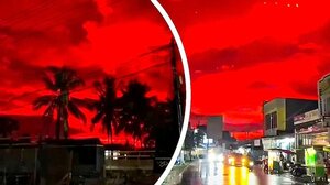 Ο ουρανός βάφτηκε κατακόκκινος στην Ινδονησία