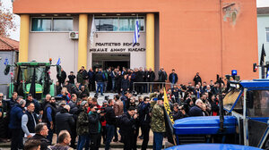 Νέα έκκληση για διάλογο από την κυβέρνηση, ενώ οι αγρότες παραμένουν στα μπλόκα και στέλνουν λίστα αιτημάτων στον πρωθυπουργό