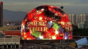 Το Las Vegas Sphere «ντύνεται» Χριστούγεννα και φωτίζει τον ορίζοντα της πόλης