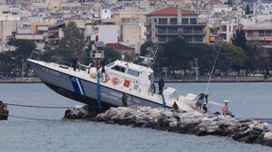Bόλος: Αιτία προσάραξης σκάφους Λιμενικού στα βράχια οι κακές καιρικές συνθήκες
