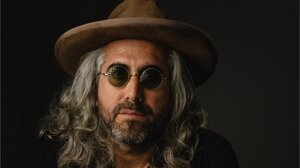 O Μάνος Παπαδάκη στο καφέ ΜΑΡΙΝΑ