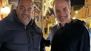 Στα Χανιά ο Κυριάκος Μητσοτάκης - Έκανε βόλτα στην παλιά πόλη και το ενετικό λιμάνι