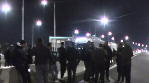 Οι αγρότες έκλεισαν την εθνική οδό Πατρών - Πύργου