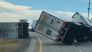 ΗΠΑ: Θηριώδεις ριπές ανέμων έως 232 χλμ/ώρα ανατρέπουν νταλίκες σε αυτοκινητόδρομους του Γουαϊόμινγκ