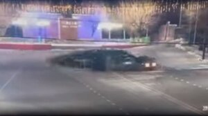 Έκανε «donuts» στην πλατεία και γκρέμισε 12μετρο χριστουγεννιάτικο δέντρο - Δείτε βίντεο