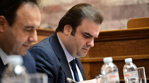 Ο Πιερρακάκης παρουσίασε στη Βουλή το σχέδιο αναδιάρθρωσης των ΕΛΤΑ: Το ταχυδρομείο αλλάζει για να μπορέσει να μείνει παρόν