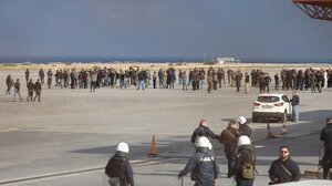 Αγροτικές κινητοποιήσεις: Έφυγαν από την πίστα του αεροδρομίου οι αγροτοκτηνοτρόφοι- Μένουν όμως στον αερολιμένα