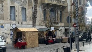 Στόλισαν τα σπιτάκια, έβαλαν μουσική στα μεγάφωνα και ψάχνουν το γιορτινό κλίμα!