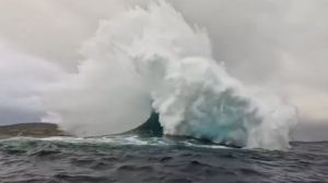 «Pincer attack»: Σπάνιο «κύμα-δαγκάνα» καταγράφηκε ανοιχτά της Δυτικής Αυστραλίας