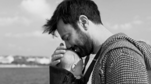 Ο Αντρέας Γεωργίου έκανε μία ηλιόλουστη βόλτα στη θάλασσα με την τεσσάρων μηνών κορούλα του