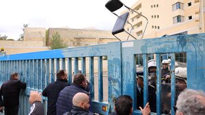 Ένταση έξω από του υπουργείο Μεταφορών μεταξύ αστυνομίας και οδηγών ταξί