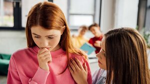 Βήχας στο παιδί: Τρία συχνά λάθη που τον επιδεινώνουν και πώς θα τα αποφύγετε