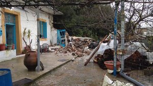 Κατηγορούμενος αντιδήμαρχος Σφακίων για τον βράχο που καταπλάκωσε το σπίτι της γιαγιάς