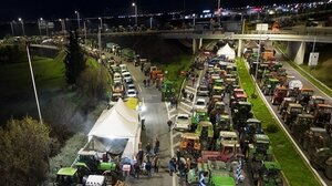 Λάρισα: Παραμένουν οι αγρότες στο μπλόκο της Νίκαιας