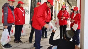 Βοήθεια σε αστέγους από τον Ελληνικό Ερυθρό Σταυρό με αφορμή τις εορταστικές ημέρες