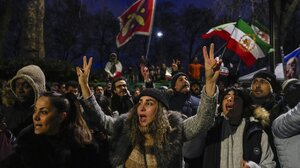 Κρίσιμες οι επόμενες ώρες στο Ιράν: Σενάρια αεροπορικής επίθεσης των ΗΠΑ 