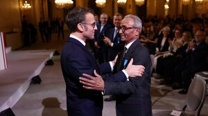 Ο τελευταίος εφημεριδοπώλης του Παρισιού χρίστηκε Ιππότης