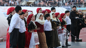 Ολυμπιακός-ΟΦΗ: Εορταστική ατμόσφαιρα με κάλαντα