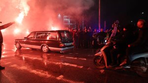 Στην Τούμπα οι σοροί των επτά οπαδών του ΠΑΟΚ – «Αδέλφια ζείτε εσείς μας οδηγείτε»