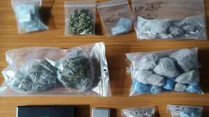 Χειροπέδες σε τρία άτομα που διακινούσαν ναρκωτικά σε Αθήνα και Πειραιά