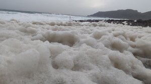 Αφρός παντού στην παραλία "Κριός" - Η κακοκαιρία δημιούργησε εντυπωσιακό σκηνικό - Βίντεο