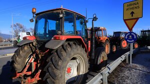 Αγρότες: Στην άκρη του δρόμου τα τρακτέρ - Σε αναμονή για το ραντεβού με τον πρωθυπουργό