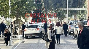 Γκρουπ τουριστών, ανοιξιάτικος καιρός και γιορτινά ψώνια με τη συνοδεία της… ΕΛΑΣ!