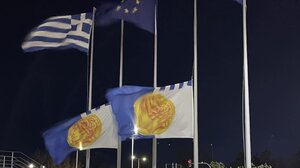 Μεσίστιες κυματίζουν οι σημαίες στο Δημαρχείο Θεσσαλονίκης